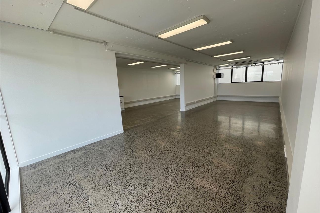 Modern Open-Plan Workspace - Vista 3