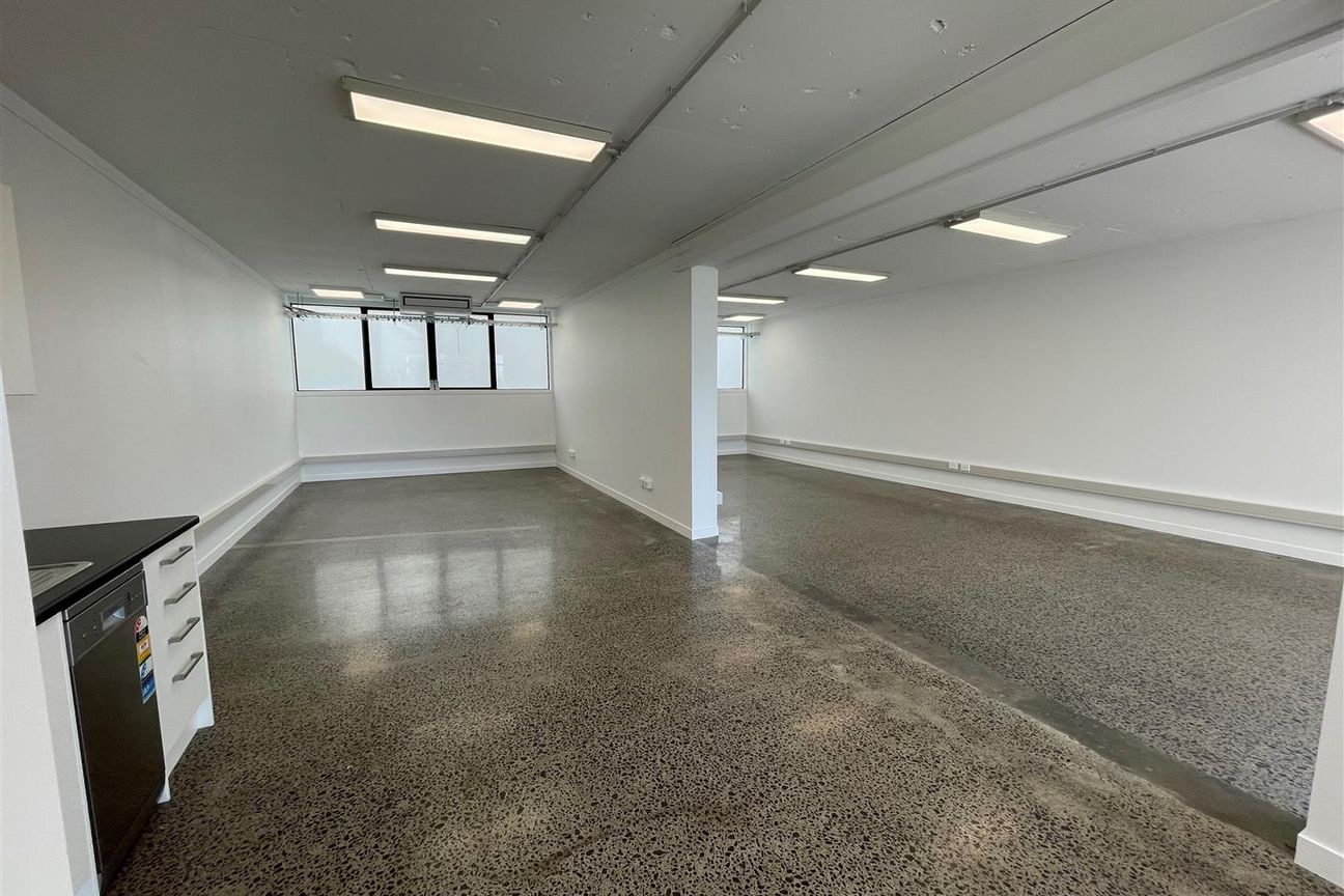 Modern Open-Plan Workspace - Vista 2