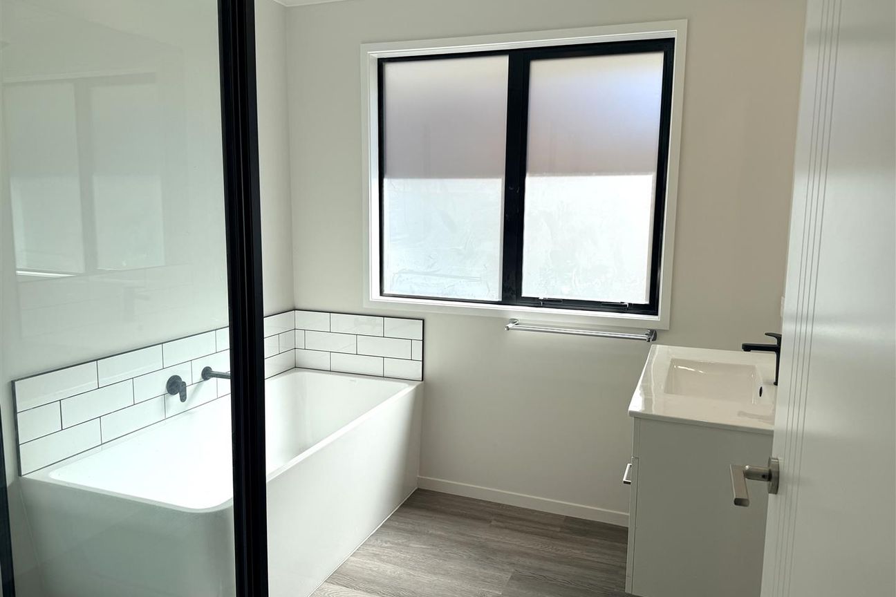 BRAND NEW HOUSE - Więcej