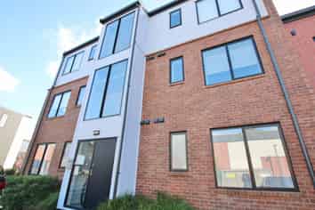 2/17 Uku Lane, Hobsonville