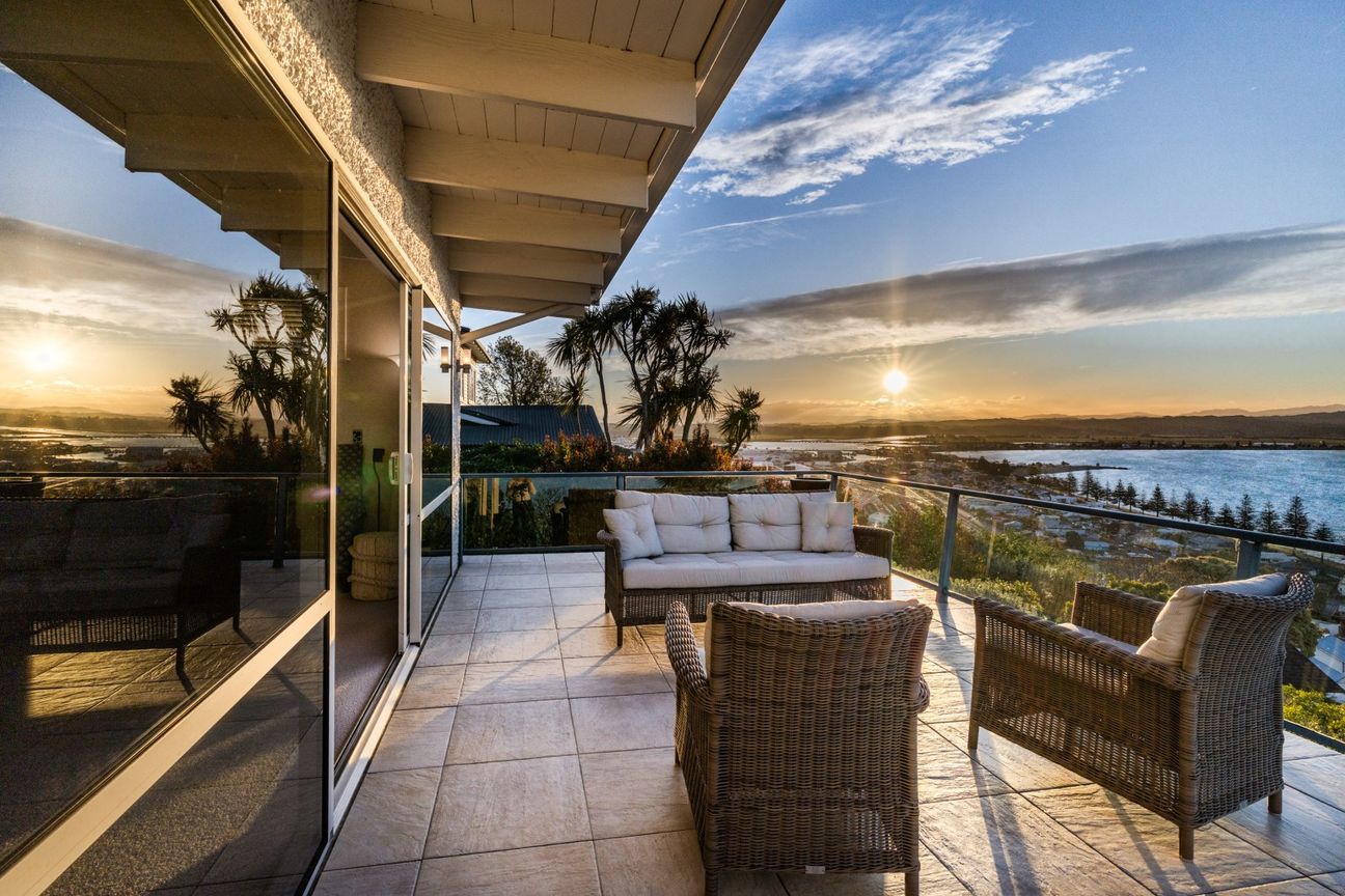 Stunning Sea Views, Outstanding Buying - Vista 5