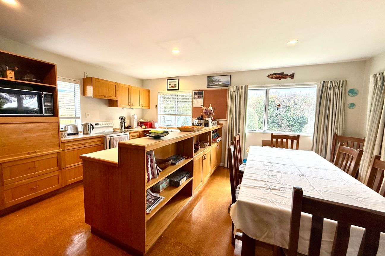 FULLY FURNISHED LARGE FAMILY HOME IN EXCELLENT LOCATION! - Mehr