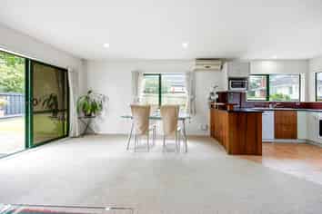 1A Roberts Road, Te Atatu South