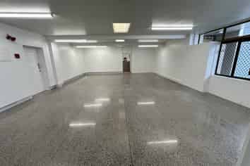 Central office/warehouse with excellent parking