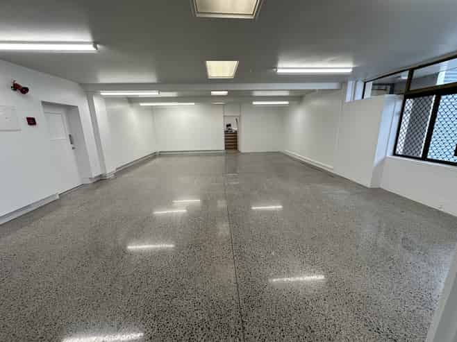 Central office/warehouse with excellent parking