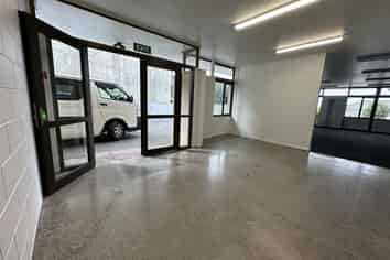 Central office/warehouse with excellent parking