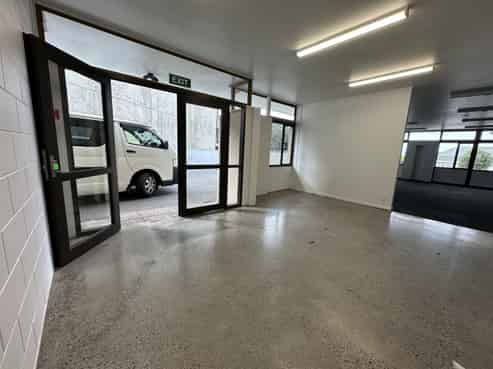Central office/warehouse with excellent parking