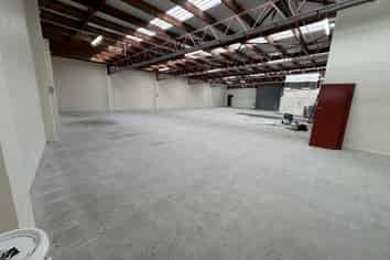 Central office/warehouse with excellent parking