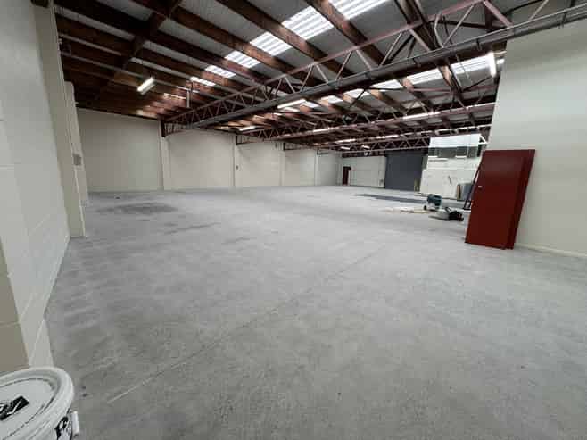 Central office/warehouse with excellent parking