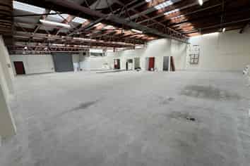Central office/warehouse with excellent parking