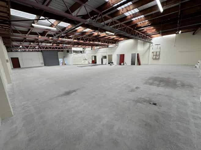 Central office/warehouse with excellent parking