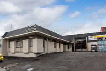 Central office/warehouse with excellent parking