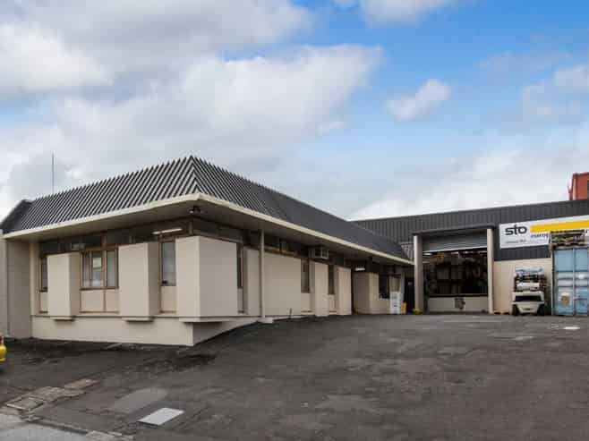 Central office/warehouse with excellent parking