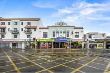 Compact Retail with High Exposure
