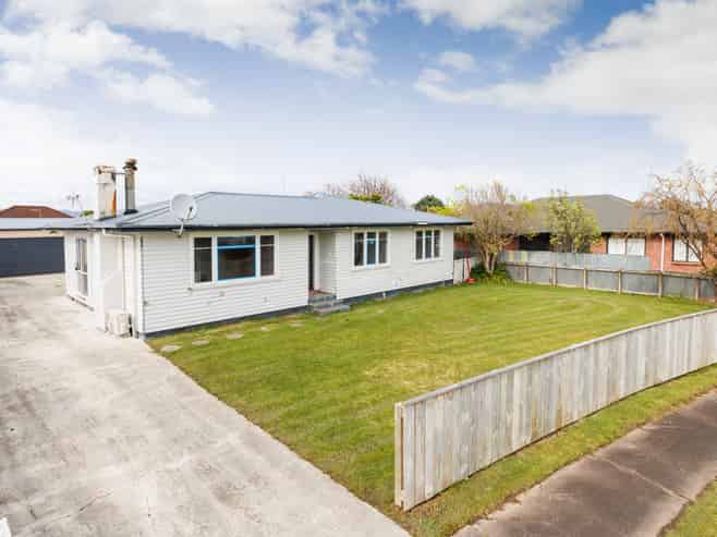 10 Battersea Place, Roslyn