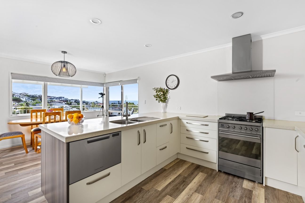 Seaviews and spaciousness in sought after Orewa – pohled 5