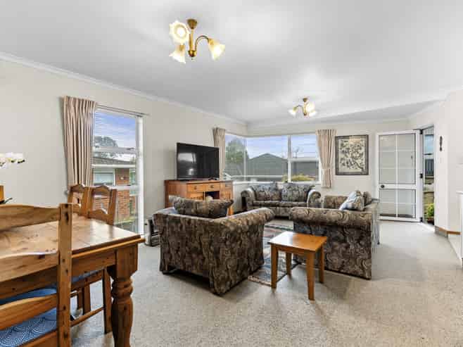 8 Burns Street, Westown