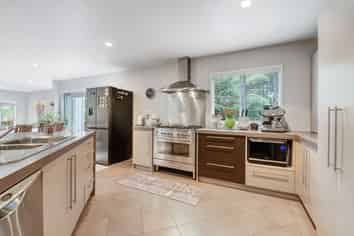 15 Springwater Vale, Unsworth Heights