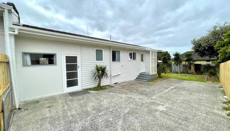 2/16 Sandra Avenue, Otara