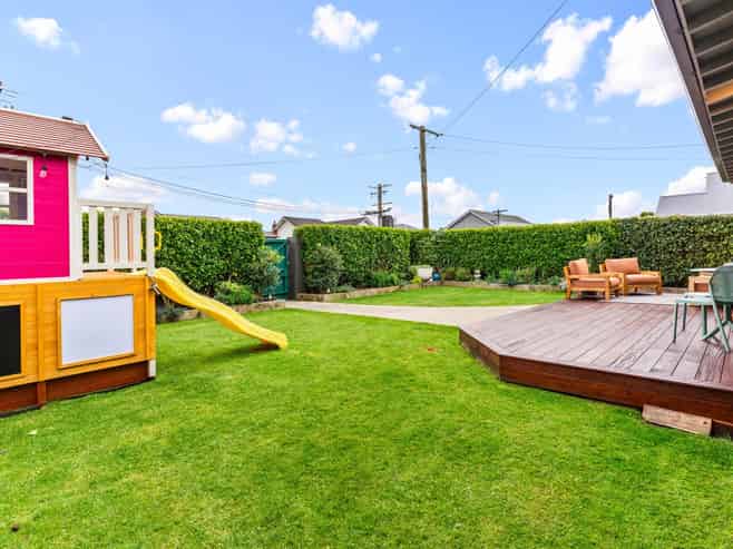 76 Albert Street, Saint Clair