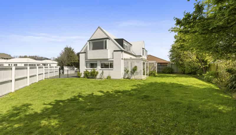 77 Regency Crescent, Redwood
