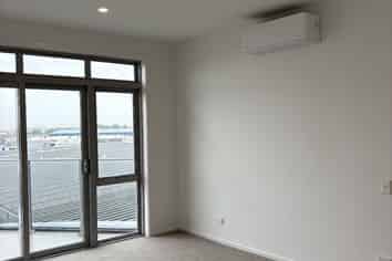 402/4 Reads Quay , Gisborne