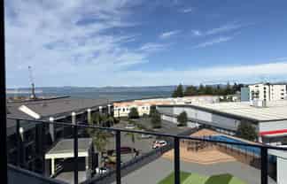 402/4 Reads Quay , Gisborne