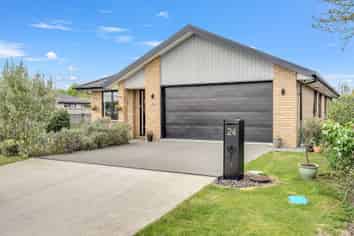 24 Shrimpton Ave, Woodend