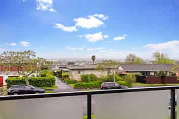 2/9 Strong Street, Saint Johns