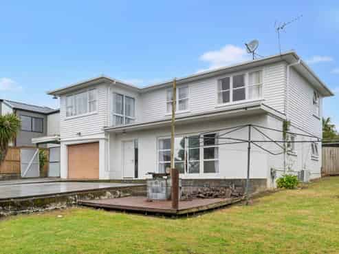 9 & 9A Malvina Place, Bucklands Beach