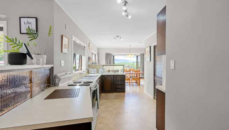 12 Cox Road, Rotoorangi