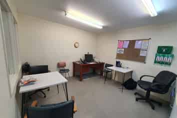 Showroom and workshop in top trade location