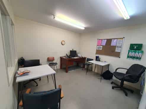Showroom and workshop in top trade location