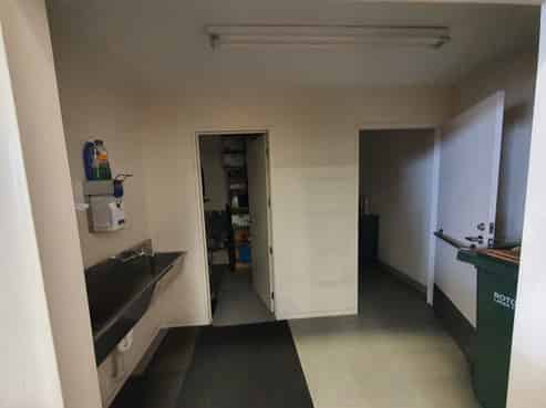 Showroom and workshop in top trade location