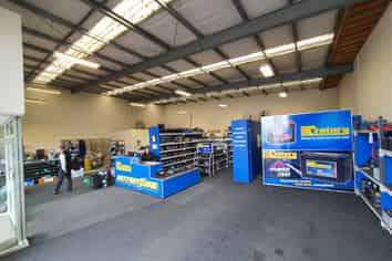 Showroom and workshop in top trade location