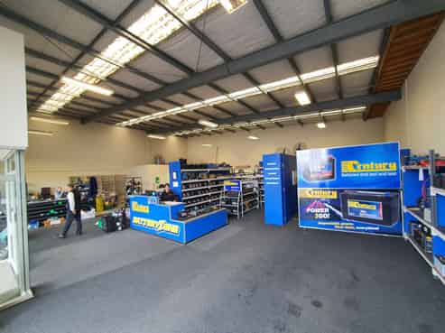 Showroom and workshop in top trade location