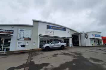 Showroom and workshop in top trade location