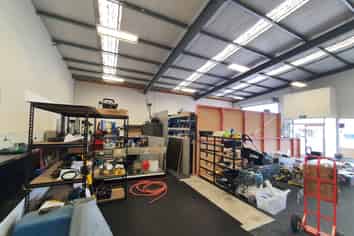 Showroom and workshop in top trade location