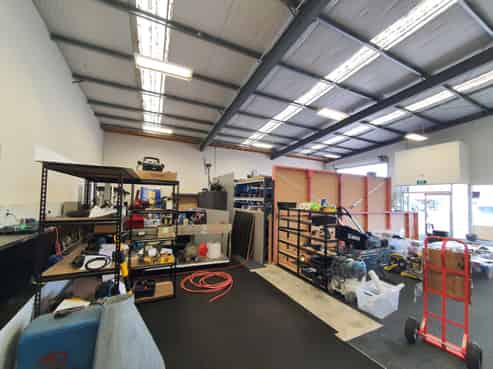 Showroom and workshop in top trade location