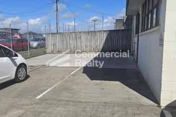 Street Front Unit In Otahuhu For Sale