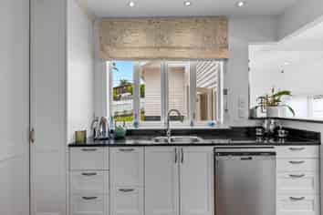 15 Seaview Road, Castor Bay