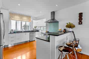 15 Seaview Road, Castor Bay