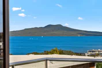 15 Seaview Road, Castor Bay