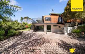 864 West Coast Road, Waiatarua