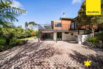 864 West Coast Road, Waiatarua