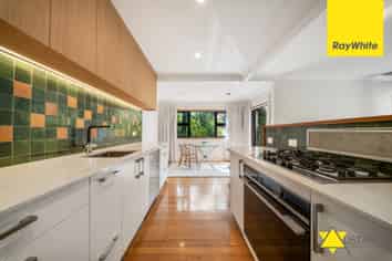 864 West Coast Road, Waiatarua