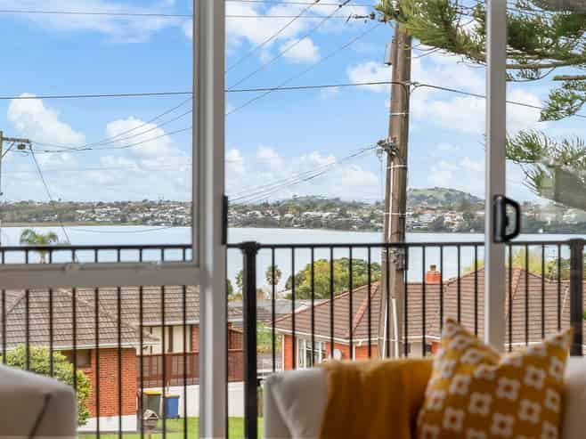 2/104 Sylvan Avenue, Northcote