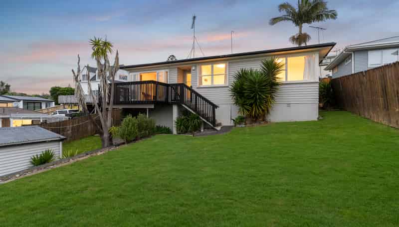 60 Lauderdale Road, Birkdale