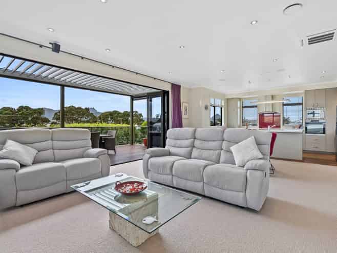 16 Fred Carr Place, One Tree Point