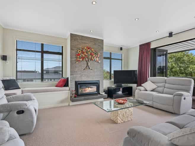 16 Fred Carr Place, One Tree Point